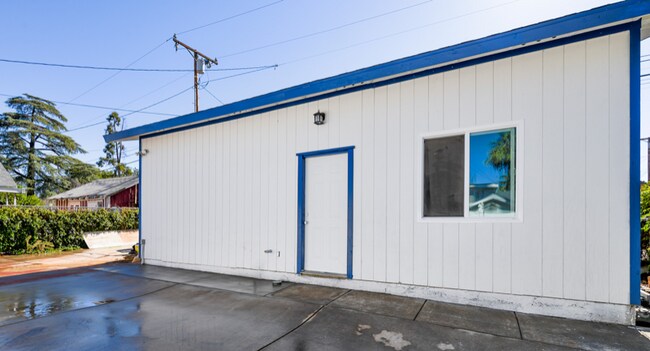 Building Photo - 207 W Cypress Ave