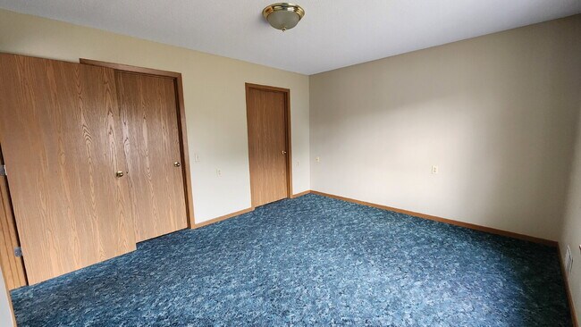Building Photo - 2 Bedroom, 1 1/2 Bathroom Apartment With A/C & Garage - Available Now!