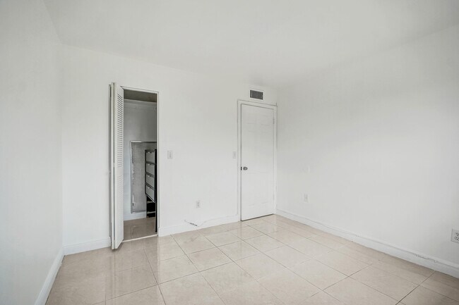 Building Photo - 1801 S Treasure Dr