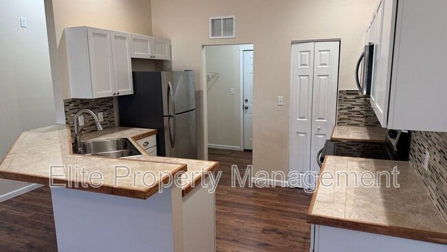 Building Photo - 983 S Palomar Dr