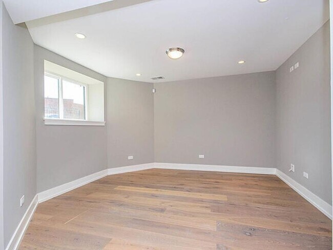 Building Photo - 2 bedroom in Chicago IL 60618
