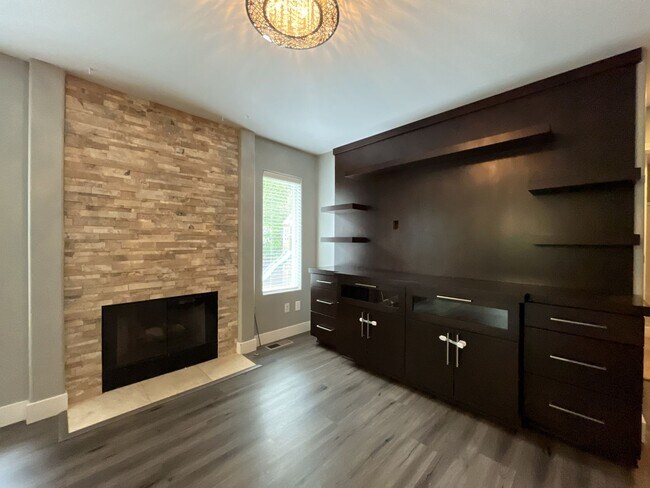 Building Photo - Beautiful 5BD/3BA Home with Soaking Tub, Island Kitchen & Attached 2-Car Garage