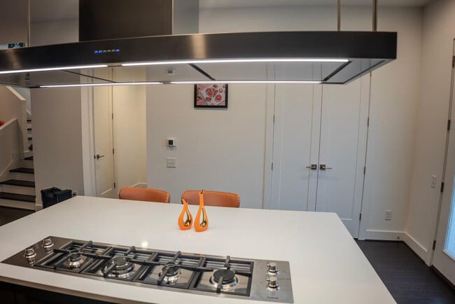 Building Photo - 1680 Memorial Dr SE