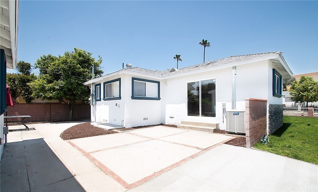 Building Photo - 9011 Vena Ave