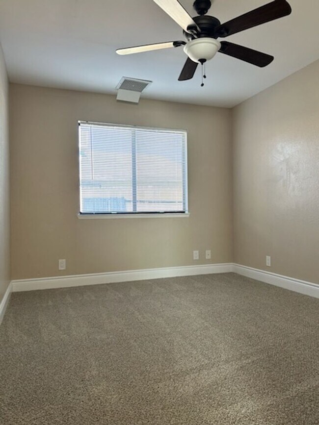 Building Photo - Please contact Vaughn Realty to set up an ...