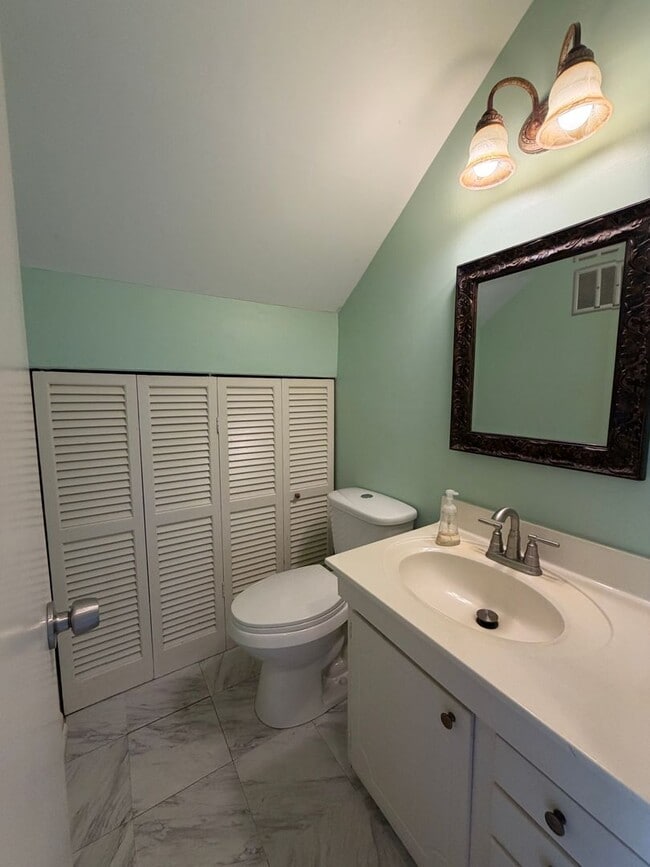 Building Photo - End unit townhouse in South Park