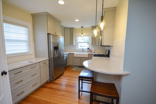 Building Photo - Gorgeous home with classic details in the ...