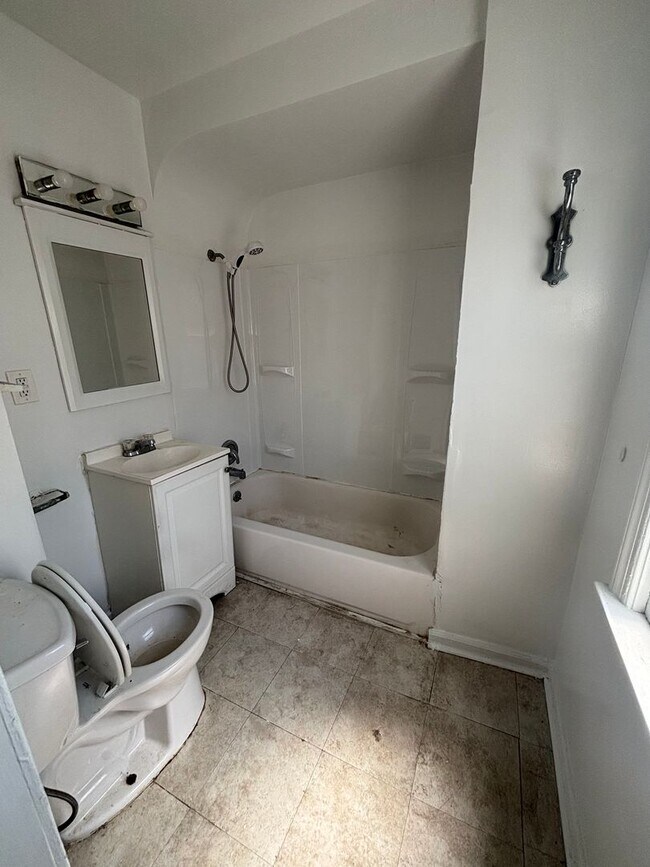 Building Photo - 3-Bedroom 1 Bath Bungalow style Home-Collinwood Area(Accepting Section 8, Eden and private pay Te...