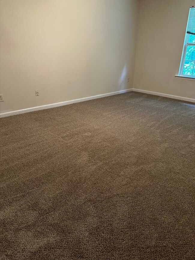 Building Photo - 4 bedrooms 2.5 baths home in Locust Grove