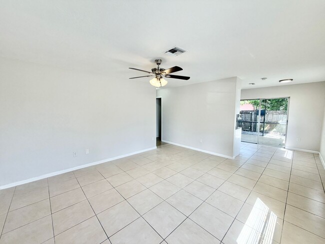 Building Photo - PIKUS (1931 Sunshine Blvd)