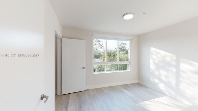 Building Photo - 2555 NE 193rd St