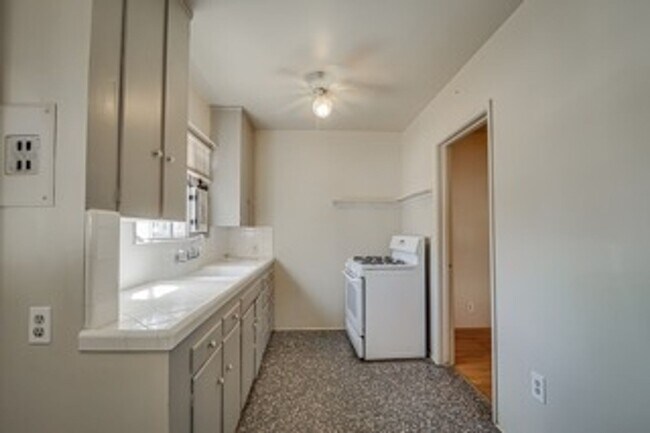 Building Photo - 627 Arvin St