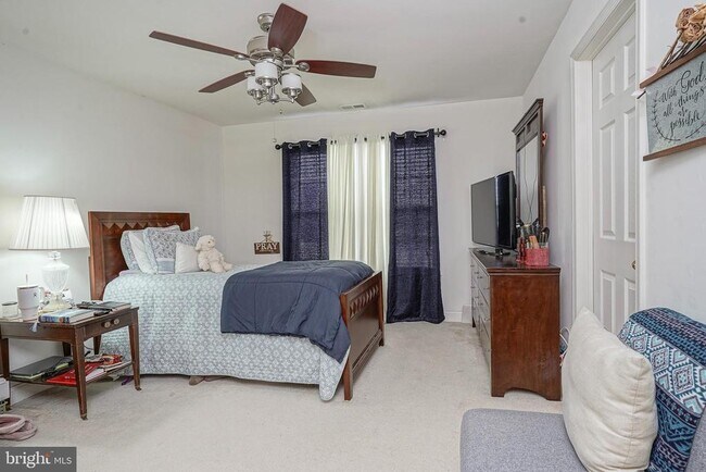 Building Photo - 142 White Cedar Dr