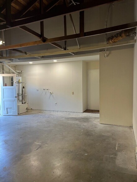 Building Photo - 4918 E Glenview Ave