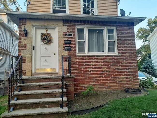 Building Photo - 213 Elm Ave