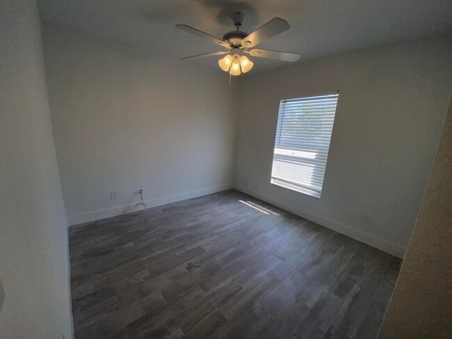 Building Photo - 553 E Ridge Cir N