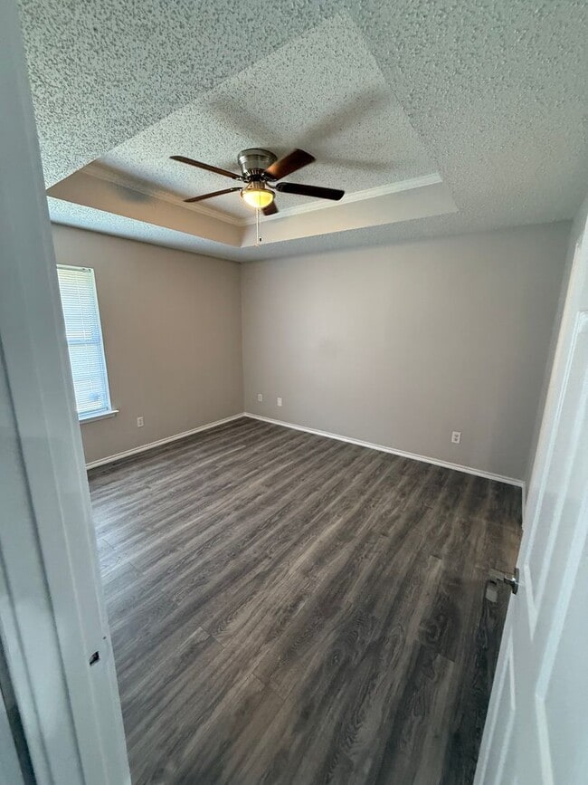 Building Photo - 3 Bedroom 1 Bath Home Available
