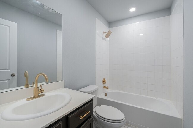 Building Photo - 811 Emerald Dr