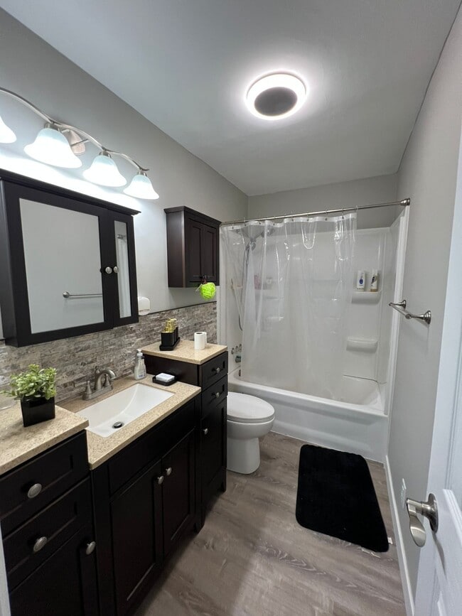 Building Photo - 1018 Hall St