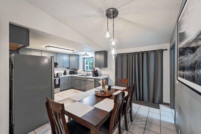 Building Photo - GORGEOUS 3 Bedroom (+BONUS ROOM!) 2 Bath Home with RV/Boat storage near beaches and shopping!