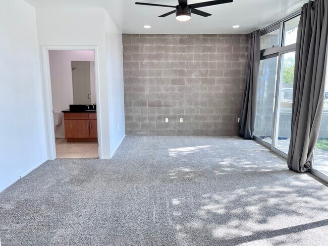 Building Photo - 378 S Farmer Ave