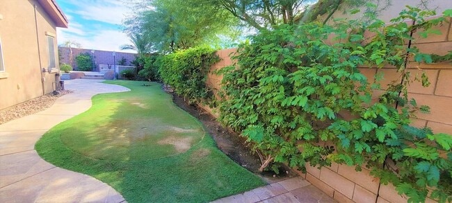 Building Photo - Hidden gem in prestigious community of Palm Desert - Convineant to access from everywhere.