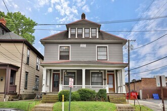 Building Photo - Large 4 Bedroom North Campus Townhouse - 1...