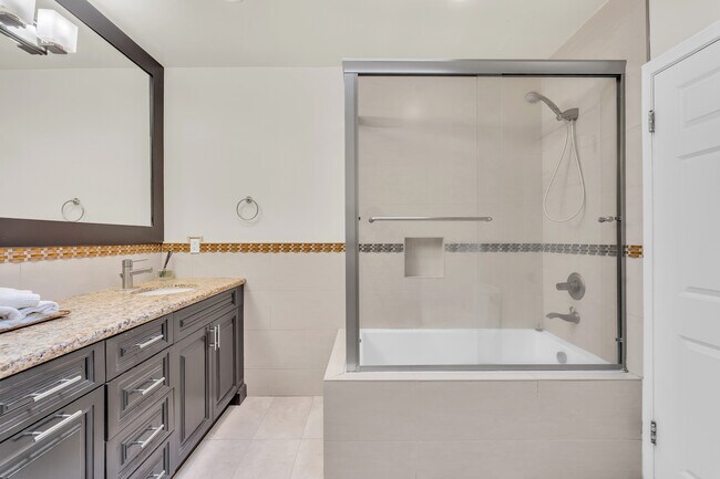 Building Photo - 326 N Doheny Dr