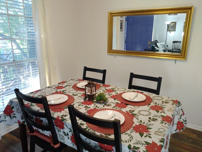 2-bedroom dining area - 8401 N New Braunfels Ave