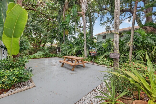 Building Photo - Wilton Manors