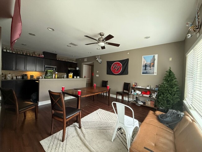 Building Photo - August Move in! 3 Bed, 3.5 Bath on Northgate