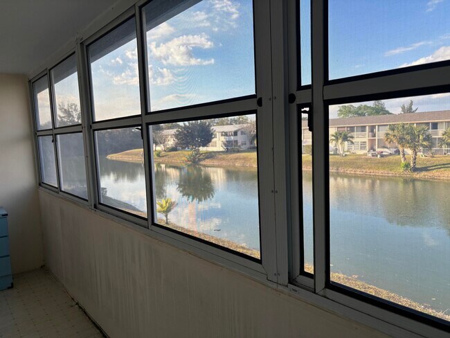 Building Photo - 115 Camden E