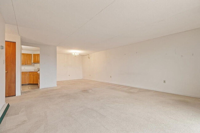 Building Photo - 100 High St