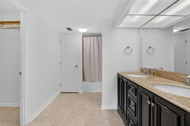 Building Photo - 13618 Greenfield Dr