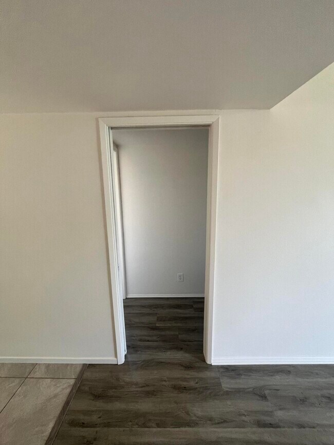 Building Photo - 1407 N Sunrise Way