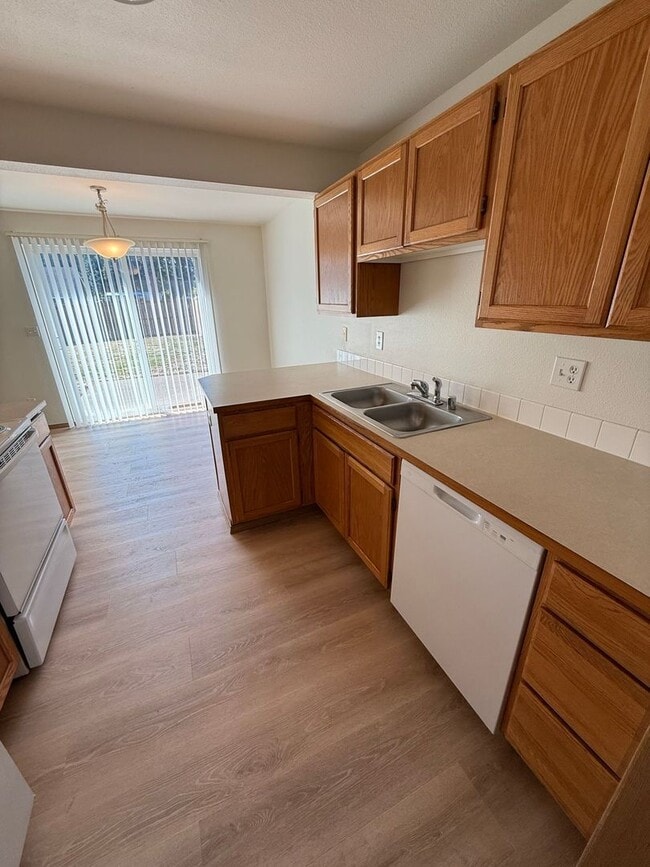 Building Photo - 3 bedroom 2.5 bathroom duplex with large fenced backyard available!!