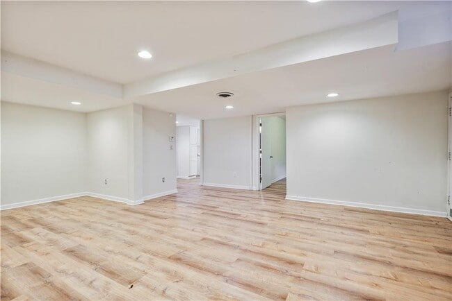 Building Photo - 2509 Sharondale Dr NE