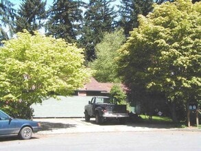 Building Photo - 2 BEDROOM, 1 BATH DUPLEX W/FENCED YARD!