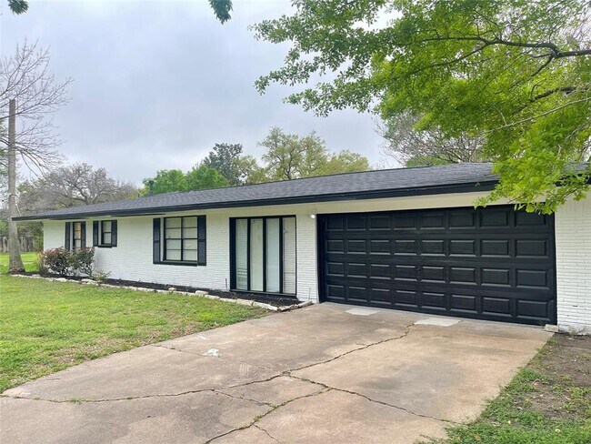 Building Photo - 9602 Val Verde St