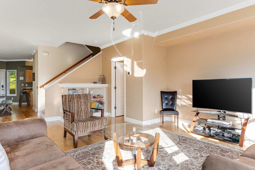 Building Photo - 1433 E Hays St