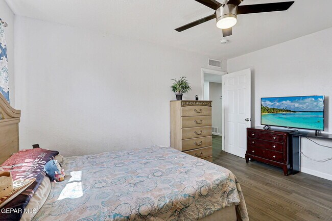 Building Photo - 9128 Diana Dr