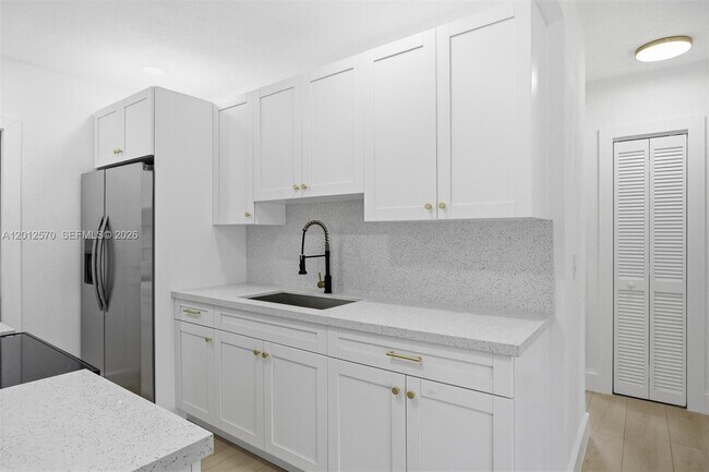 Building Photo - 461 Plover Ave