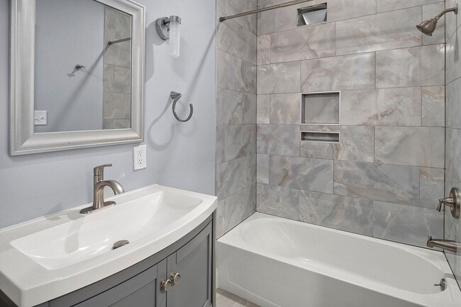 Building Photo - Beautifully renovated 3BR/3.5BA in Upper F...