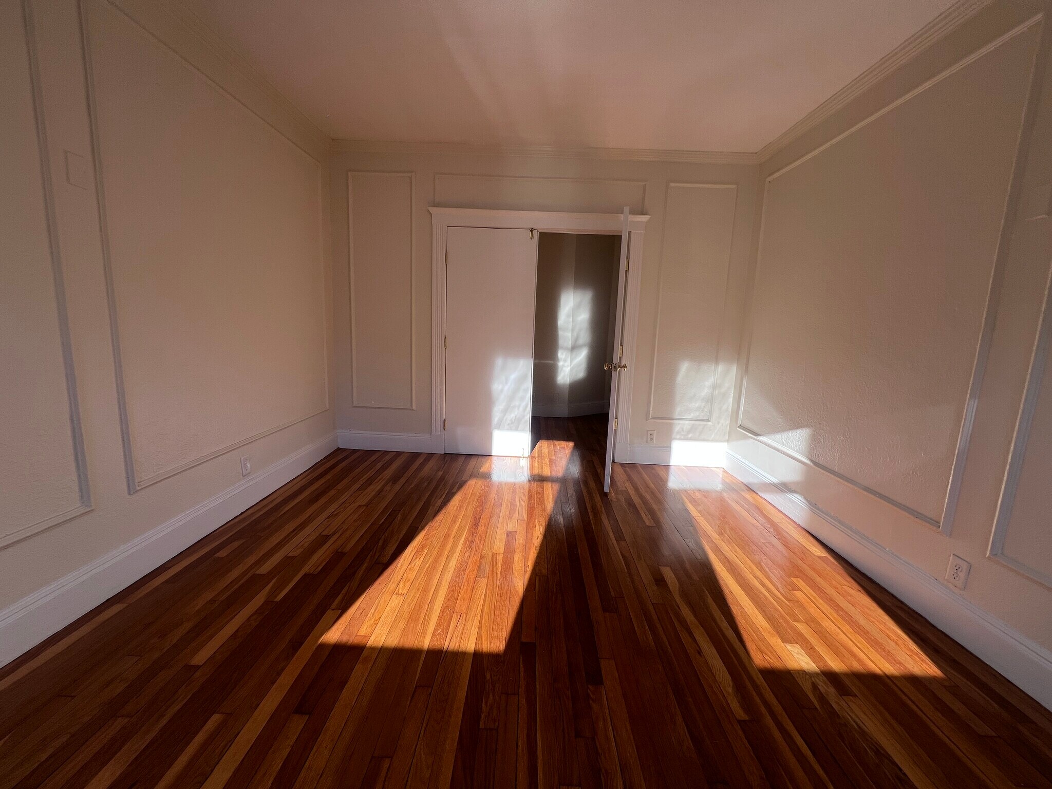 Building Photo - 200 Kelton St