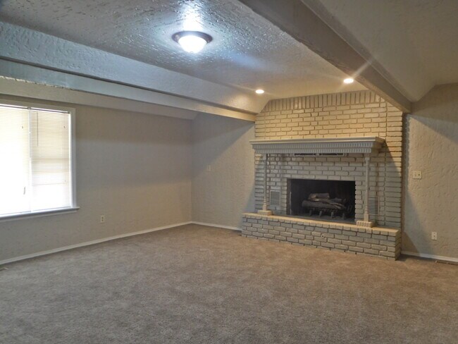Building Photo - Huge 4 Bedroom in West Tulsa