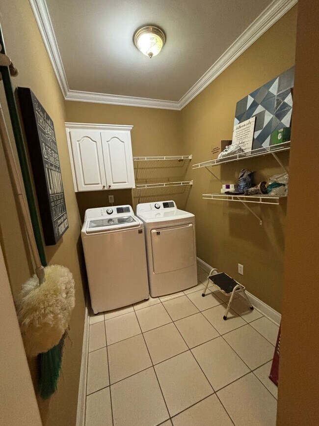 Building Photo - 522 Saint Helene Ct