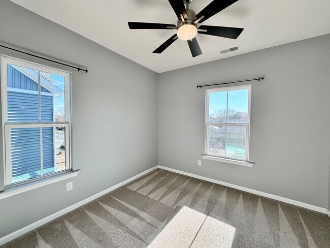 Building Photo - Available 07-08-26! Townhouse w/Garage - Pet Friendly - All Appliances Convey!