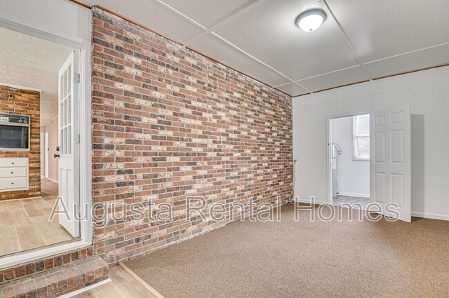 Building Photo - 323 Pineview Dr