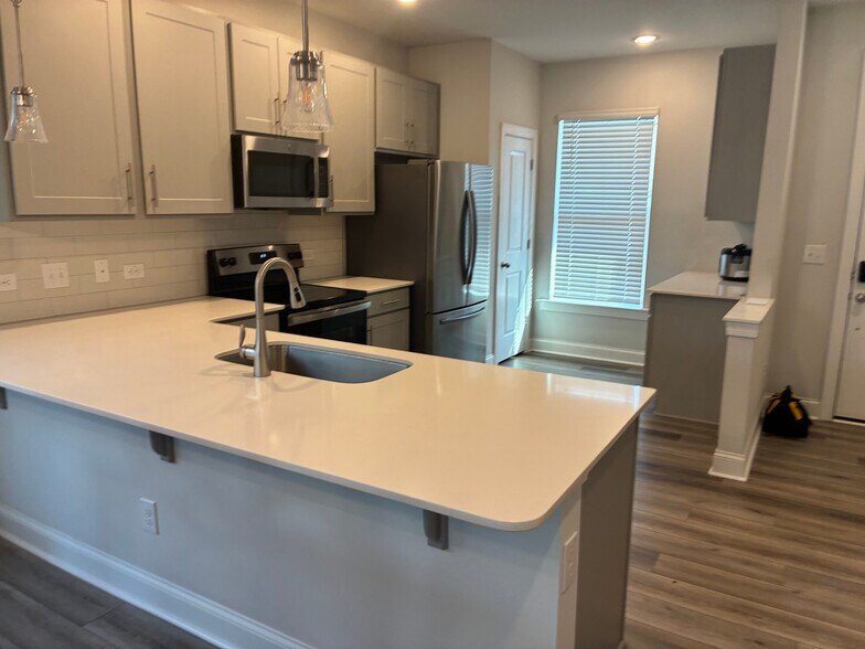 Building Photo - Room in Townhome on Old Grove Ln