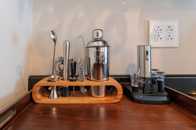 Building Photo - 99 W Circular St